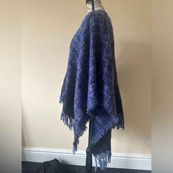 Cosy cape in the colours of The Highlands - Picture 2 of 5